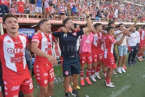 Pablo Aguirre Los dos de la izquierda. El momento del desahogo para Enzo Roldán (8) y Juan Manuel García (11) en el banco antes del pitazo final en el clásico. Los dos, cada uno en su puesto, son prioridad del entrenador en el Unión 2022.