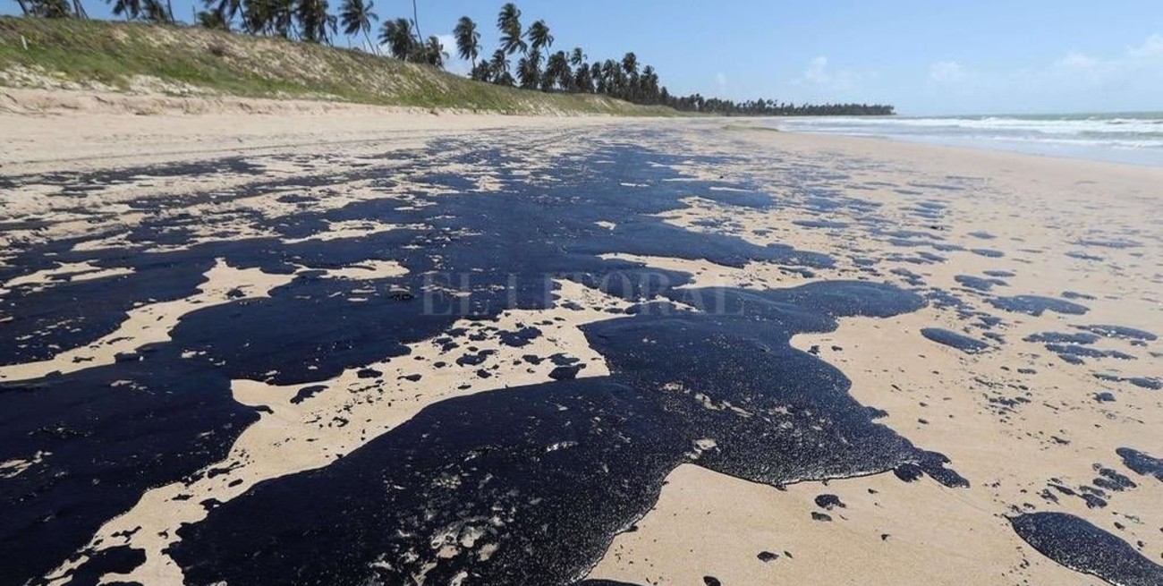 Investigan un buque de bandera griega por derrame de petróleo en costas brasileñas