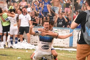 ELLITORAL_417849 |  Luis Cetraro Juani Bianco. Grito de gol y brazos abiertos. Con su gol La Salle venció a La Perla y consiguió el título de campeón.