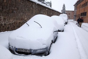 ELLITORAL_200172 |  El País Coches cubiertos por la nieve caída durante el temporal que afecta a Ávila.