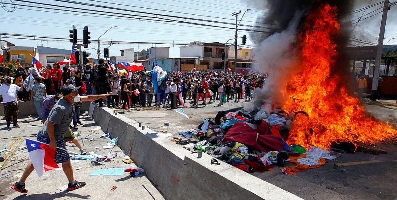 Queman pertenencias de migrantes venezolanos en Chile al grito de "¡Fuera ilegales!"