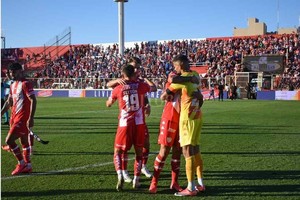 Pablo Aguirre El festejo de los jugadores de Unión luego de consumar la victoria ante los tucumanos en el 15 de Abril. Si repite, el Tate puede dar un paso importante en Santiago para clasificar a la Sudamericana. En la última fecha jugará el clásico.