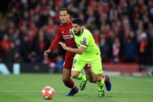 ELLITORAL_246540 |  dpa 07 May 2019, England, Liverpool: Liverpool's Virgil van Dijk (L) and Barcelona's Luis Suarez battle for the ball during the UEFA·Champions League semi-final second leg soccer match between Liverpool and Barcelona at Anfield stadium. Photo: Peter Byrne/PA Wire/dpa