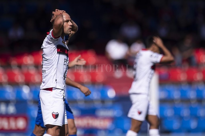 ELLITORAL_244926 |  Matías Nápoli Matías Fritzler se toma la cabeza sin entender lo que estaba pasado. Fue un calco de lo que ocurrió el año pasado ante Huracán, con el mismo resultado y las mismas circunstancias. El día del famoso grito de Domínguez, cuando tildó a sus jugadores de  cagones .