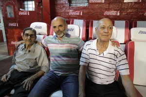 Manuel Fabatía Don Julio Avila fue el entrenador de aquél equipo de Unión de 1963 y el Fantasma Ruiz goleador absoluto del torneo. Los dos aparecen en la foto junto al dirigente Marcelo Piazza.