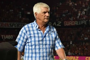 ELLITORAL_240120 |  Manuel Alberto Fabatía Salen vuelos de Avianca...  Eso fue lo que dijo Julio Avelino Comesaña en su nota irónica con el medio colombiano, lo que fue el principio del final en el Mundo Colón. Bajo la misma idea que  salen vuelos de Avianca a cada hora , seguramente en las próximas horas elegirá día y hora para volver a Barranquilla. Un papelón su paso por Colón.