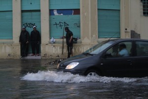 ELLITORAL_194637 |  Mauricio Garín No pasar. Algunos conductores avesados intentaron cruzar por avenida Freyre y Eva Perón y se quedaron en el badén.