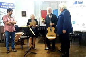 ELLITORAL_278773 |  Gentileza del artista En Montevideo recibiendo la Escarcela luego de un concierto, el 6 de diciembre.