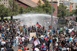 ELLITORAL_267742 |  Archivo El Litoral Chile. Barricadas, disturbios callejeros, incendios, que con un mínimo de previsibilidad política podrían haberse impedido.