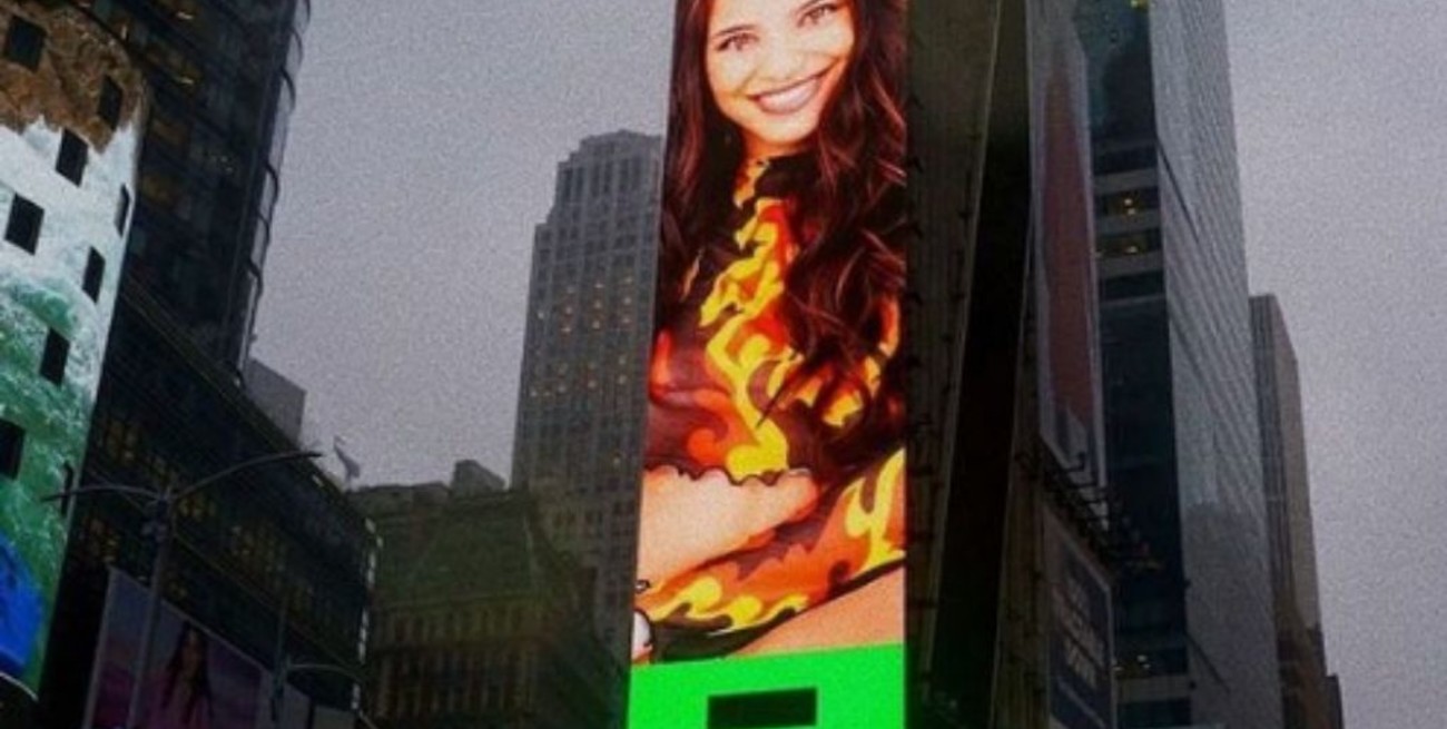 La cantante entrerriana Emilia Mernes  y su foto en el Times Square Garden de Nueva York