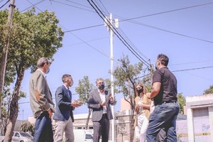 ELLITORAL_429065 |  Gentileza Directivos de Telecom Argentina junto al intendente, Arq. Luis Castellano, recorrieron algunos de los puntos donde fueron instaladas las luminarias en la ciudad.