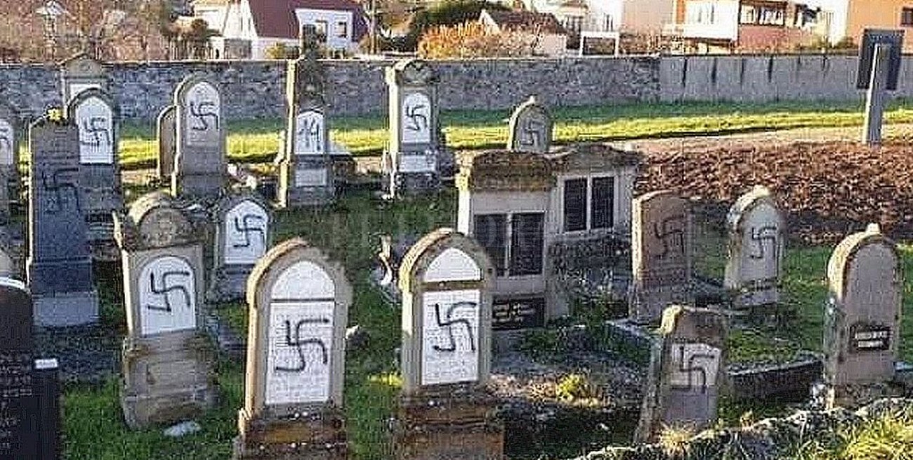 Francia repudió la profanación de un cementerio judío con simbología nazi 