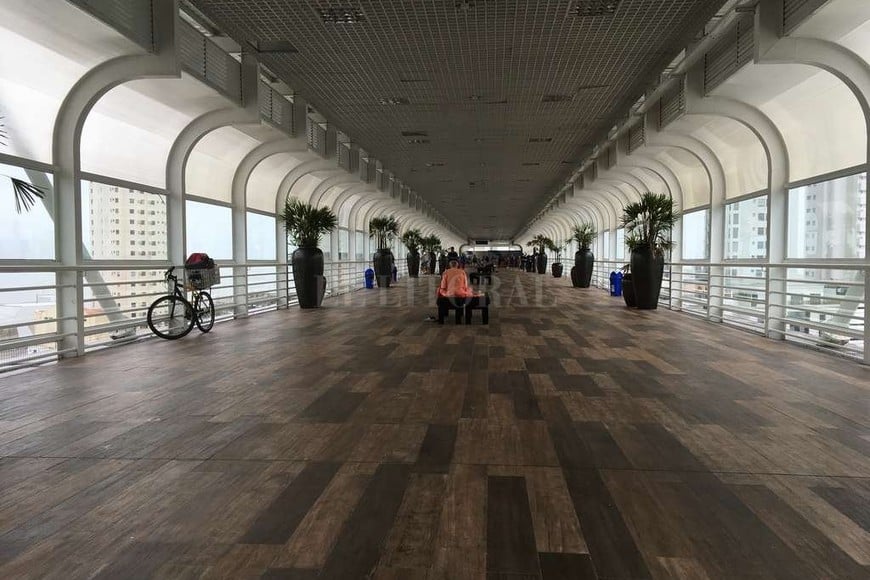 ELLITORAL_197930 |  El Litoral El puente para peatones y ciclistas que se construyó en sobre el río Camboriú es una buena idea para estimular este tipo de movilidad.