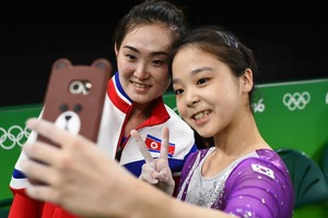 ELLITORAL_204120 |  Reuters La selfie que unió a las dos Coreas: las gimnastas Lee Eun-Ju, de Corea del Sur, y Hong Un Jong, de Corea del Norte, muy sonrientes se toman una foto.
