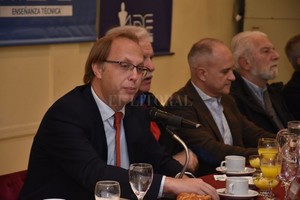 ELLITORAL_249756 |  Flavio Raina Nunca vamos a buscar financiamiento para pagar sueldos ni gasto corriente , dijo el ministro santafesino ante los empresarios en ADE.