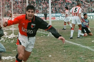 ELLITORAL_405581 |  Archivo El Litoral Gambier en el festejo de uno de los dos goles en la final del ascenso de 1995.