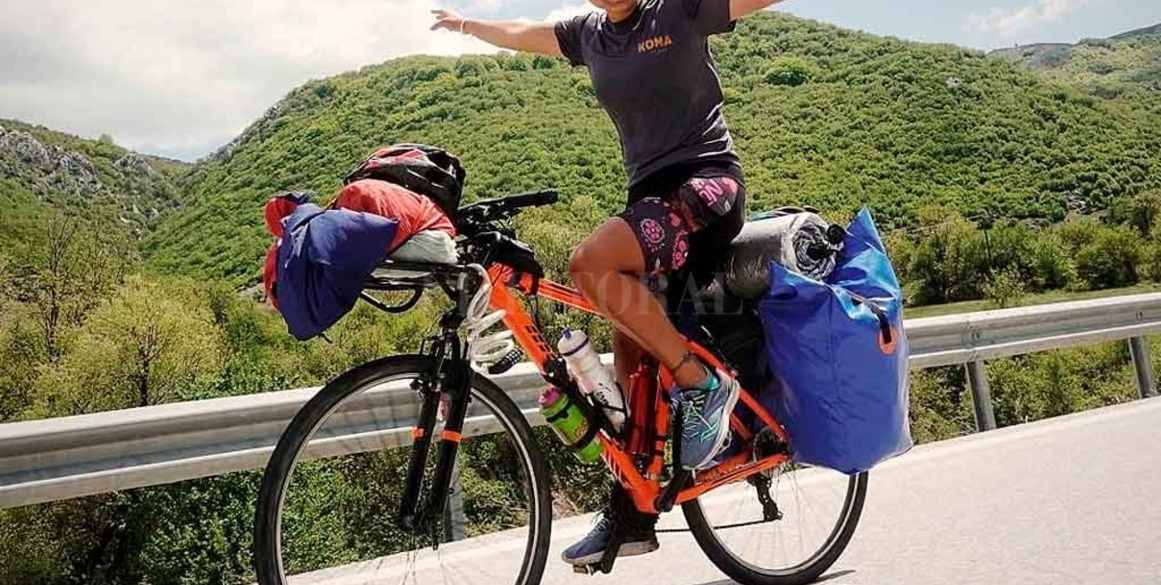 La ciclista santafesina por la ruta de la seda suma una cruzada solidaria