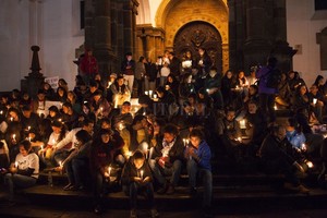ELLITORAL_208694 |  DPA Un grupo de personas enciende velas y participa en la vigilia en Quito, Ecuador, por los dos periodistas ecuatorianos y su conductor asesinados en la región fronteriza con Colombia.