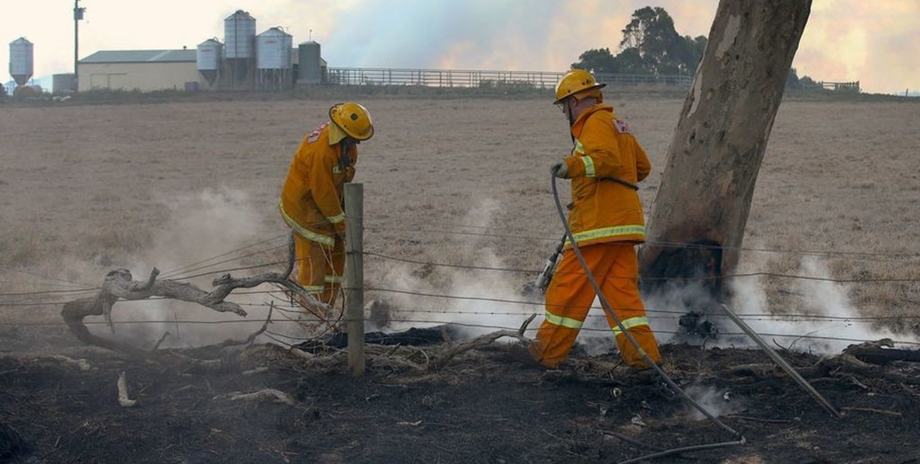 Hay 800 evacuados y una docena de casas destruidas por incendios en Australia