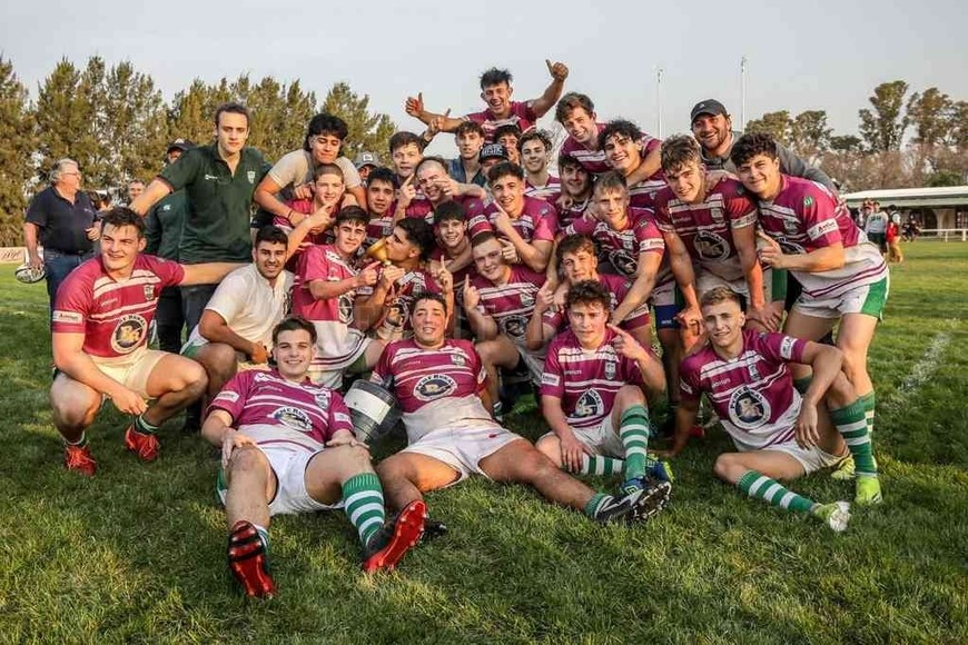 ELLITORAL_399661 |  Gentileza Rugby Click/Franco Perego Menores de 19 años de CRAR: campeones de la categoría, luego de vencer a CRAI en la final.