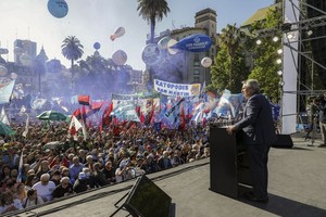 ELLITORAL_419497 |  NA El presidente Alberto Fernández festejó el día de la militancia con una concentración en la Plaza de Mayo para celebrar el  triunfo  electoral. El objetivo es confundir a la ciudadanía y velar la imagen límpida de una clara victoria de la oposición.
