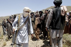 ELLITORAL_280443 |  Allauddin Khan In this Friday, May 27, 2016 photo, members of a breakaway faction of the Taliban fighters walks during a gathering, in Shindand district of Herat province, Afghanistan. Mullah Abdul Manan Niazi said Sunday, May 29, 2016 he was willing to hold peace talks with the Afghan government but would demand the imposition of Islamic law and the departure of all foreign forces. (AP Photo/Allauddin Khan)
