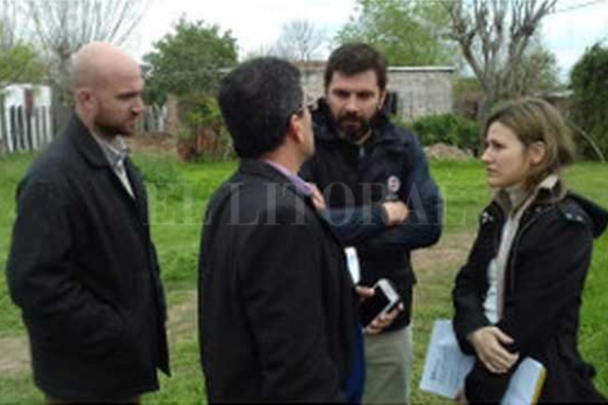 ELLITORAL_190285 |  Prensa MPA La fiscal Yanina Tolosa junto a Alejandro Toniollo (Inteligencia PDI); Mario Monzón (PDI) y Fernando Segal (Trata), trabajando en el terreno.