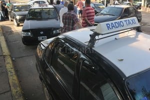 ELLITORAL_198071 |  Flavio Raina Uno de loscosrtes que realizan los taxistas es en la intersección de las calles Belgrano y Eva Perón.