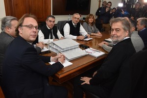 ELLITORAL_272379 |  Guillermo Di Salvatore Las sonrisas de agosto. Hace más de tres meses nada presagiaba tantas tensiones en la transición. Roberto Mirabella, Gonzalo Saglione y Pablo Farías. Los números en el centro de la escena.