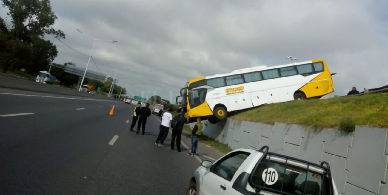 Rosario: Un colectivo perdió el control y quedó colgando de un puente