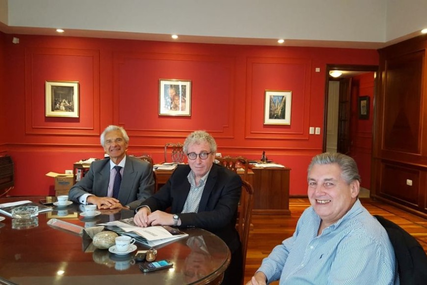 ELLITORAL_232662 |  Gentileza. Impulsores. Desde la izquierda: Carlos Ureta (Inmobiliaria Ureta Cortés), Jorge Carpman (Fundar) y Jorge Katz (Lamar). Se unieron para plasmar un edificio premium, que contará con las mejores comodidades logísticas, edilicias y de confort que ofrece el mercado.