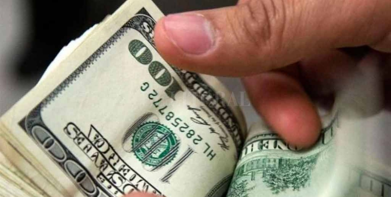El dólar abre con una leve suba y cotiza a $ 42,40
