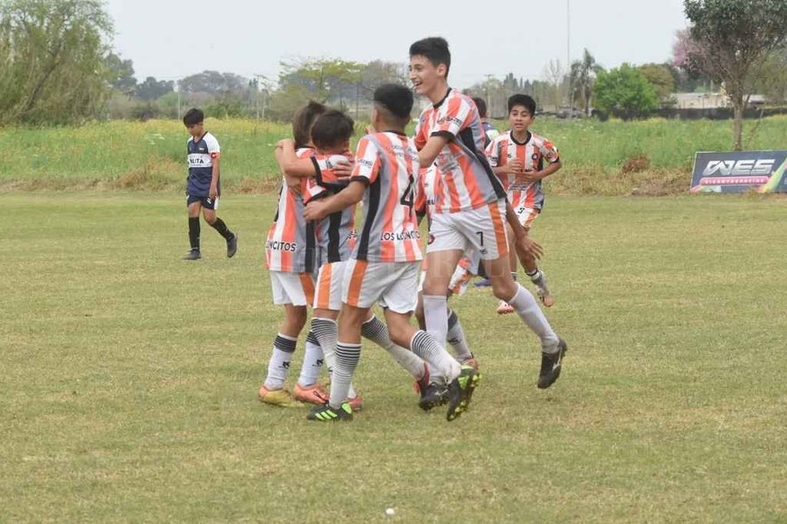 ELLITORAL_406202 |  Flavio Raina Festejos. Cosmos FC hizo goles y los niños lo celebraron como si fuera un campeonato.