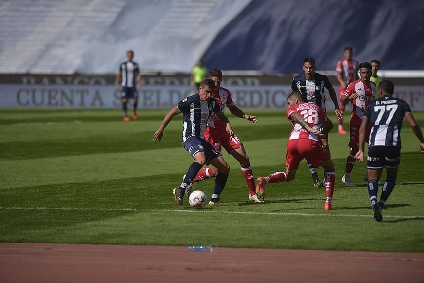 ELLITORAL_370457 |  Gentileza La Voz del Interior / Facundo Luque Tenaglia quiere colocar la pelota para Parede. El primero marcó el segundo de cabeza, el tercero convirtió un golazo (el tercero) que liquidó el partido. La jugada es por el costado izquierdo de la defensa de Unión, sector muy débil en la marca durante el primer tiempo.