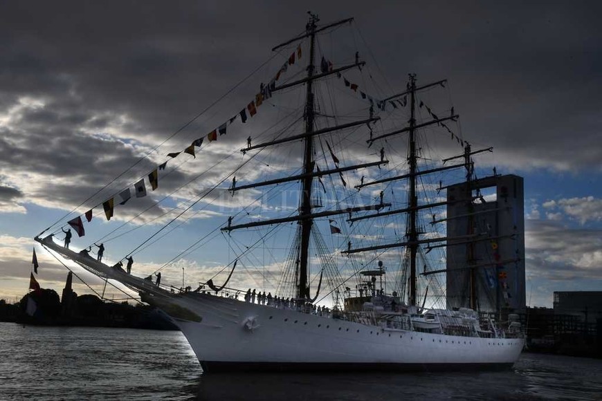 ELLITORAL_206374 |  DPA Imponente. La fragata de la Armada Argentina zarpó el último sábado desde Buenos Aires con motivo de su 47° viaje de instrucción.