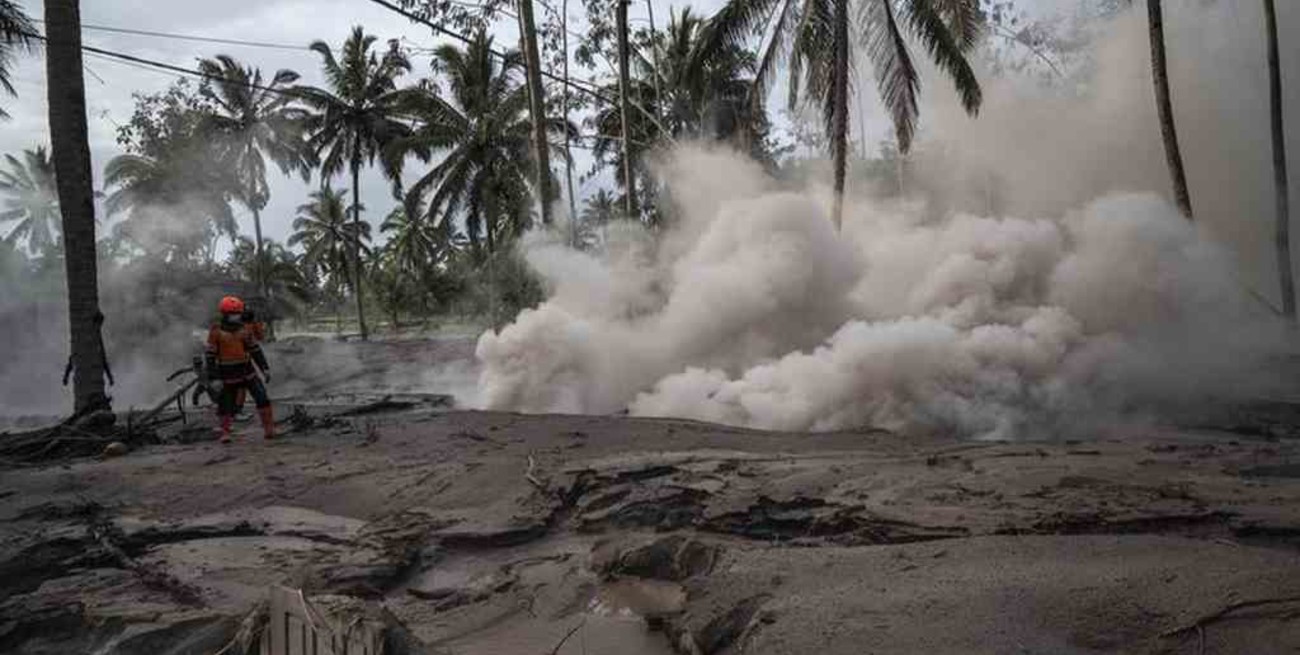 Ya son 43 muertos por erupción del volcán Semeru en Indonesia