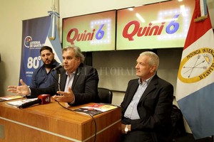 El Litoral. El Gobierno y la AdC. En la imagen, el tesorero de la AdC (Asociación de Clubes), Andrés Pelussi, junto a Pablo Farías y Carlos Iparraguirre. En la tardecita del martes se presenta el gran partido de básquetbol en Santa Fe.