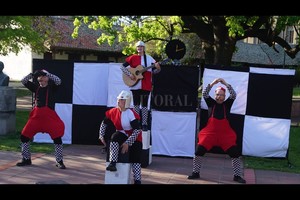 ELLITORAL_412162 |  Gentileza producción Las aventuras de Alicia llegan al teatro callejero con una propuesta que fusiona humor y fantasía, máscaras, zancos y música en vivo.