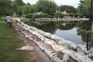 Archivo El Litoral En las últimas crecidas, hubo que improvisar terraplenes con bolsas de arena para ayudar a los vecinos del oeste de Arroyo Leyes y Rincón Norte.