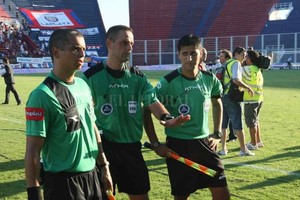 Gentileza Torneo Clausura 2012. La foto de la terna arbitral que salió insultada de la cancha de San Lorenzo