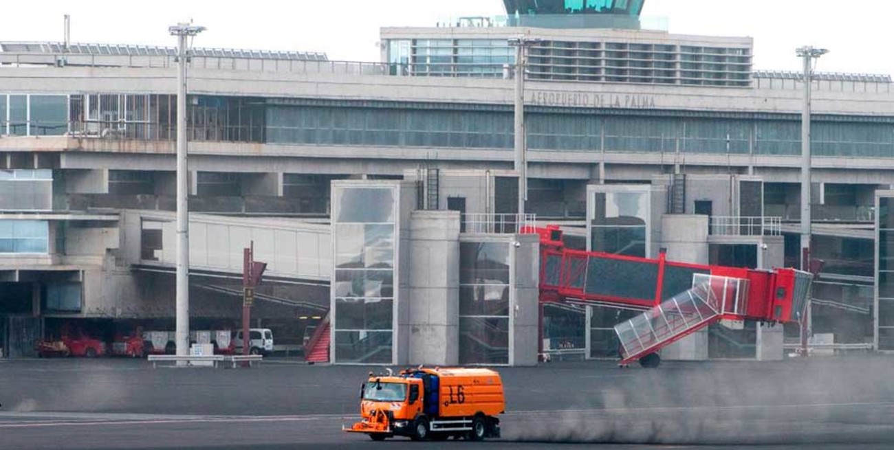 El aeropuerto de La Palma vuelve a suspender vuelos por otra nube de ceniza