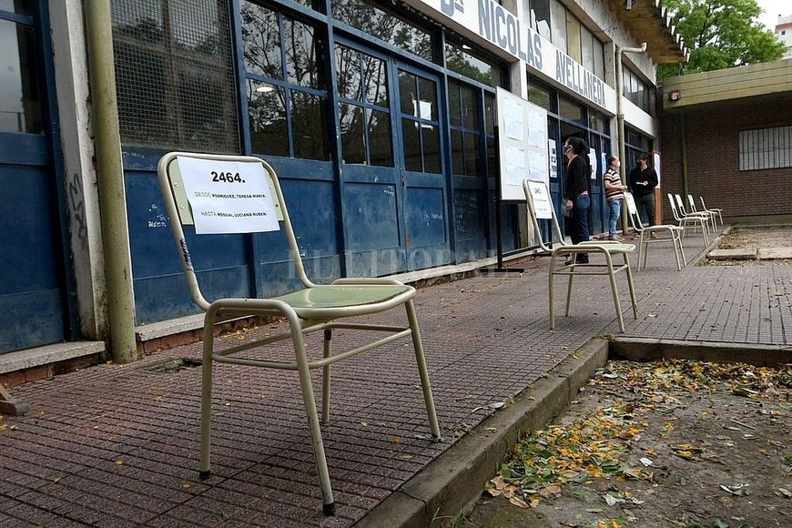 ELLITORAL_417921 |  Pablo Aguirre En la escuela Avellaneda decidieron utilizar solamente las aulas de la planta baja debido a que hay mucha gente mayor que asiste a votar. También, para más facilidad, dispusieron una hilera con sillas de los pupitres indicando las distintas mesas de sufragio.