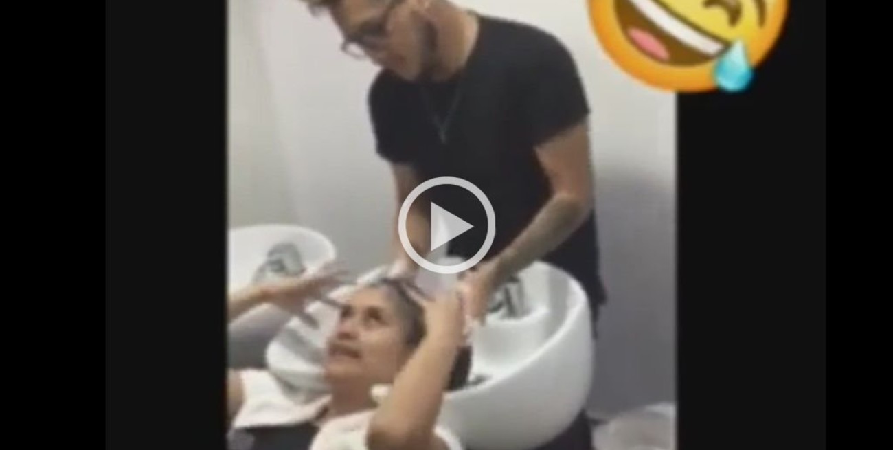 Video: Un peluquero perdió la paciencia con una cliente y se vengó