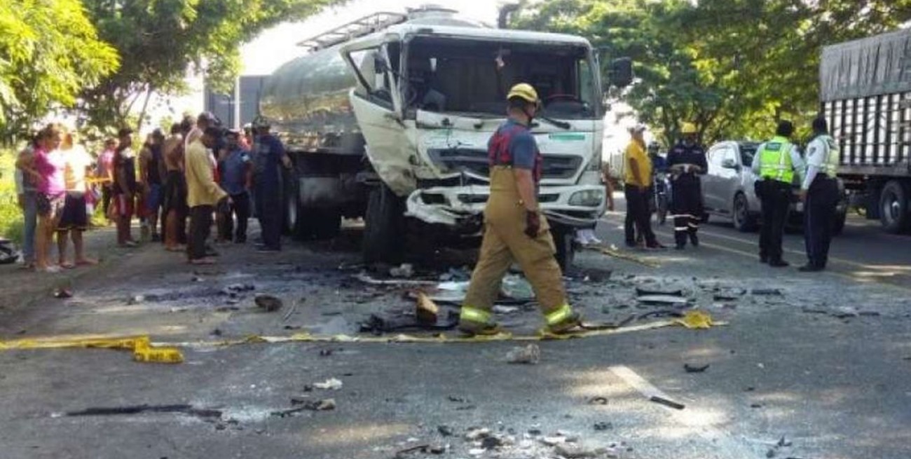 Once muertos por choque frontal de dos camiones en Ecuador 