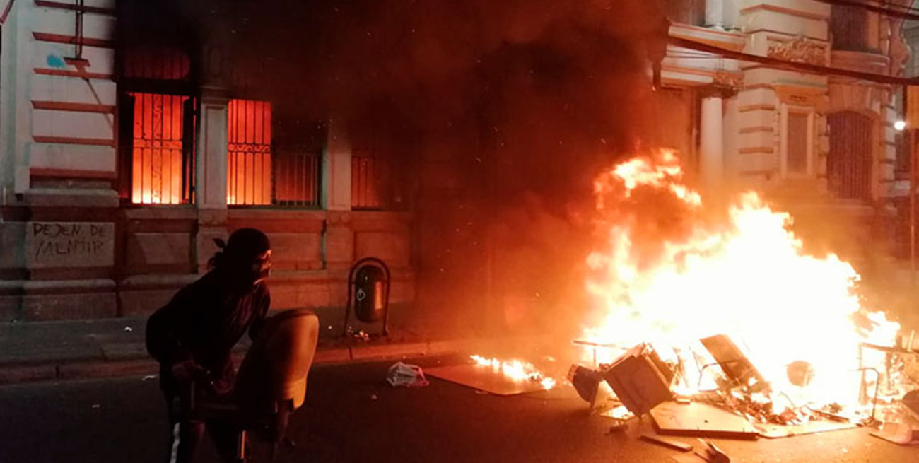 Caos en Chile: manifestantes incendiaron el edificio del diario El Mercurio de Valparaíso
