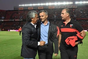 ELLITORAL_244735 |  Manuel Alberto Fabatía Pipo  y Pablito...El saludo cordial de Néstor Gorosito con Pablo Lavallén, antes de Colón 0-Tigre 0 hace algunos días en el Cementerio de los Elefantes. El  Matador , que descendió pero fue aplaudido, quiere revancha en la Copa Superliga. Colón busca gritar fuera de Santa Fe, algo que hace casi un año no consigue por los torneos domésticos en la Argentina.