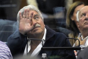 FMGENS Télam Buenos Aires, 19/04/2013 El exsecretario General de la Unión Ferroviaria, José Pedraza saleuda a militantes de la Unión Ferroviaria, luego de connocerse la sentencia que lo condena a 15 años de prisión por ser partícipe necesario del crimen del joven militante universitario Mariano Ferreyra. Foto: Fernando Gens/Télam/jcp