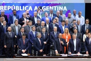 Agencia El presidente electo, Alberto Fernández, junto a gobernadores, intendentes y dirigentes sindicales en la asunción de Juan Manzur en Tucumán.