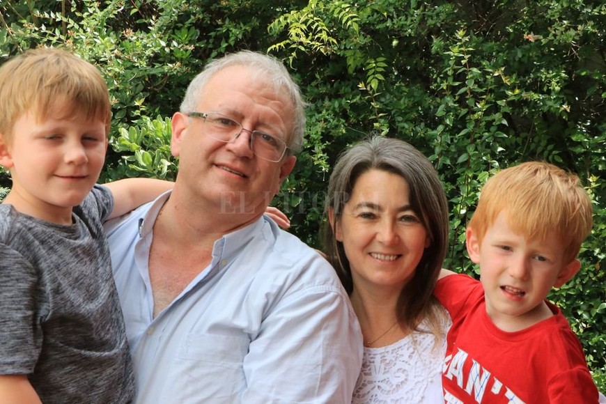 ELLITORAL_202763 |  Transmedia VT Amor a primera vista. Carla recuerda que el día que conoció a Lautaro, después de charlar con los profesionales, el nene entró y lo primero que hizo fue sentarse a  upa  de ella.  Se quedó ahí. Después nos pasaron a otra habitación y enseguida se puso contento, bien .