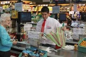 Archivo El Litoral / Guillermo Di Salvatore Empleados. La ley da el beneficio de que los empleados de comercios que trabajan los domingos descansen ese día y los feriados nacionales. Hay opiniones encontradas desde distintos sectores.